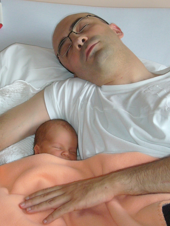 57_3_JR_P1000464.JPG - Une petite sièste avec papa.